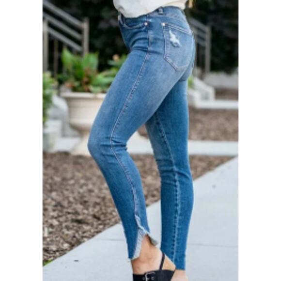 Judy Blue 15/32 Medium Wash Stretch Skinny Fit Asymmetrical Hem Fray Denim Jeans - Picture 1 of 8